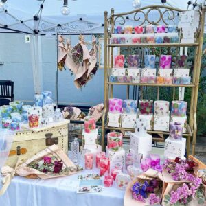 花とキャンドル。